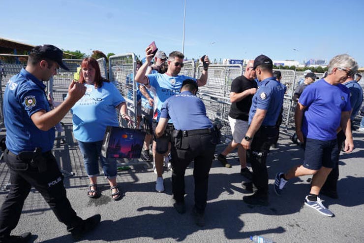 Bên lề chung kết Cúp C1: Fan Man City ăn mừng cuồng nhiệt, nỗi buồn Interista - 2