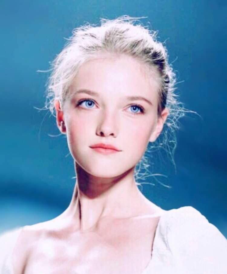 Vlada Roslyakova là người mẫu Nga nổi tiếng với vẻ đẹp như búp bê.