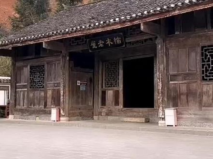 Chủ nhân của căn nhà là ông Zhang, sống ở Hồ Bắc, Trung Quốc. Kinh tế của gia đình người đàn ông này từng rất nghèo, phải nhận hỗ trợ từ chính quyền địa phương.

