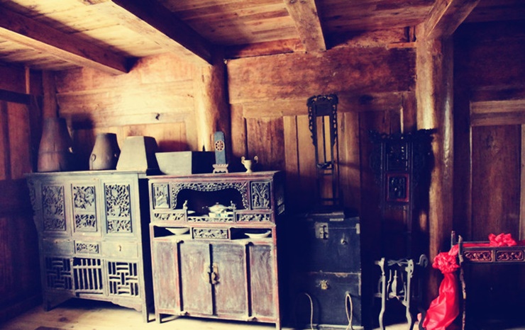 Dẫu được hỗ trợ song điều kiện kinh tế vẫn khó khăn do đường sá đi lại không thuận tiện để giao lưu buôn bán.
