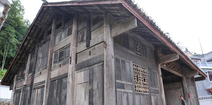 Căn nhà được định giá tới 800 triệu tệ, một con số mà cả gia đình không ngờ được.
