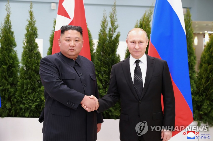 Hai ông Kim (trái) và Putin bắt tay tại hội nghị ở TP Vladivostok - Nga năm 2019. Ảnh: Yonhap