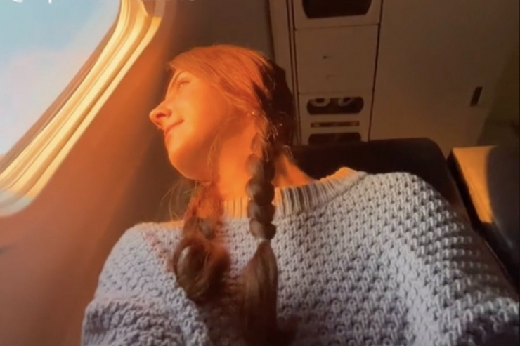 Cô gái 21 tuổi di chuyển từ nhà đến chỗ làm bằng máy bay. Ảnh: NY Post