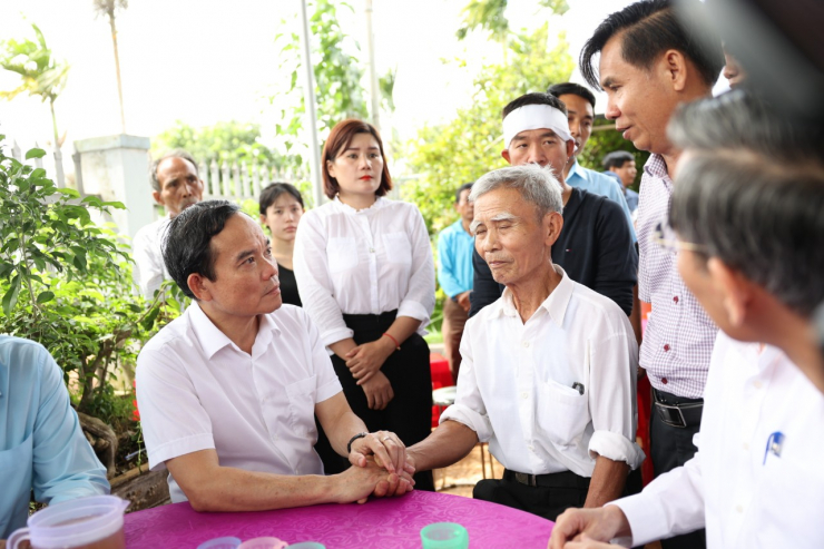 Phó Thủ tướng Trần Lưu Quang thăm, viếng gia đình các nạn nhân vụ nổ súng tại Đắk Lắk - 1