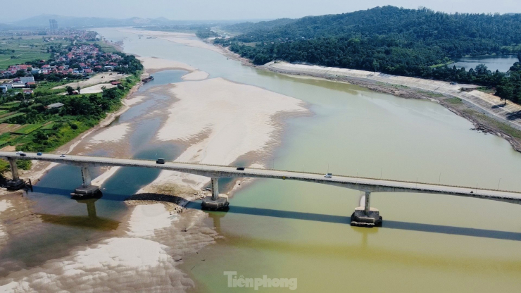 Những ngày qua, thời tiết cực đoan kèm nắng nóng kéo dài , khiến nhiều đoạn trên dòng Sông Đà đã cạn trơ đáy.