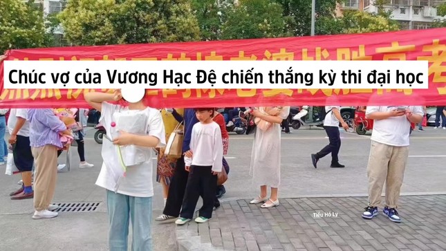 Độc lạ cách phụ huynh xứ Trung cổ vũ sĩ tử: Cầm ảnh idol, slogan "chất như nước cất" - 4