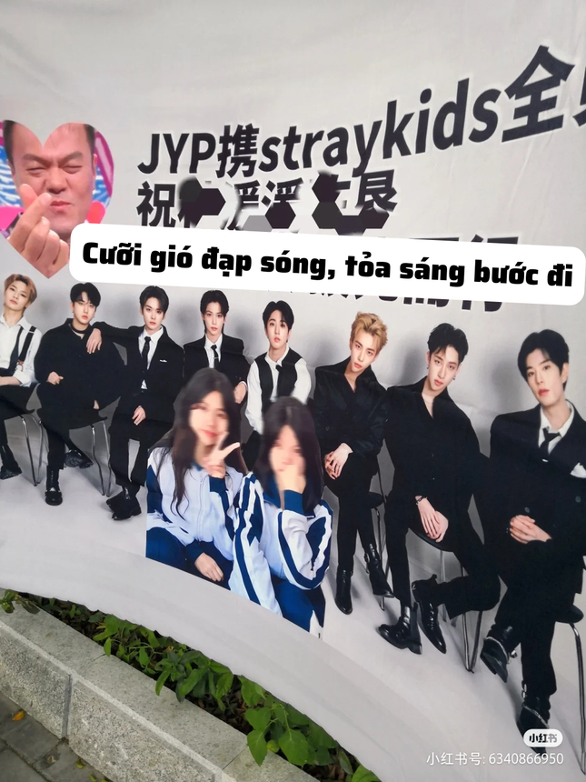 Độc lạ cách phụ huynh xứ Trung cổ vũ sĩ tử: Cầm ảnh idol, slogan "chất như nước cất" - 2