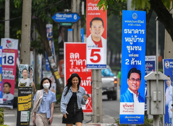 Cử tri Thái Lan đi giữa “rừng” poster tranh cử.