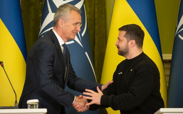 Tổng thống Ukraine Volodymyr Zelensky và Tổng thư ký NATO Jens Stoltenberg. Ảnh: AP