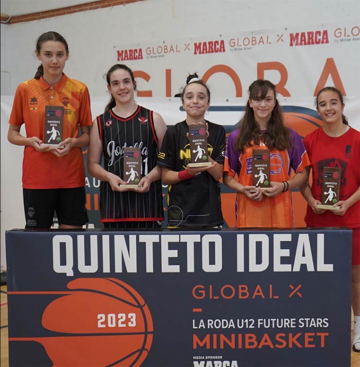 Anastasia Lishchuk (ngoài cùng bên trái) cùng các đồng đội vô địch giải bóng rổ trẻ U12