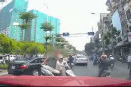 Clip: Ninja dừng xe giữa đường nghe điện thoại rất ”ngang ngược”