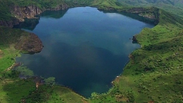 Hồ Nyos ẩn giấu bí mật đáng sợ dưới đáy.&nbsp;Ảnh: smithsonianmag