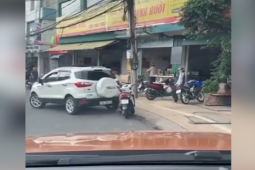 Ô tô - Clip: Ô tô lùi xe không quan sát gây tai nạn với xe máy