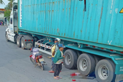 Tin tức trong ngày - Hai mẹ con bị xe container cán tử vong khi qua vòng xoay "tử thần"