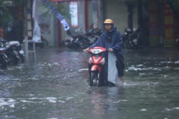 Tin tức trong ngày - Đường Hà Nội mênh mông nước sau cơn 'mưa vàng' giải nhiệt