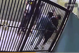 Pháp luật - Nhóm người ngang nhiên phá khóa xông vào nhà dân ở TPHCM