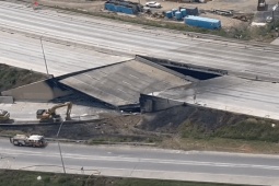 Thế giới - Video: Toàn cảnh sập đường cao tốc ở Mỹ