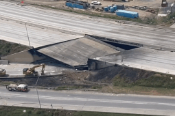 Thế giới - Video: Toàn cảnh sập đường cao tốc ở Mỹ