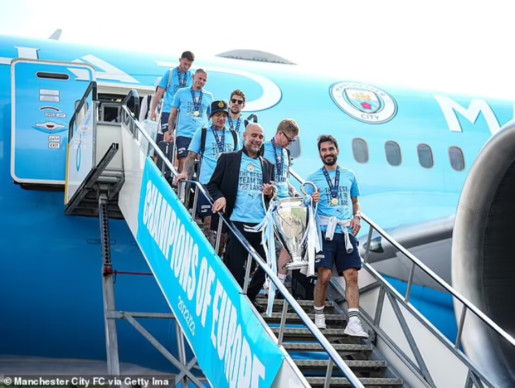 Toàn bộ thành viên Man City có mặt tại sân bay Manchester