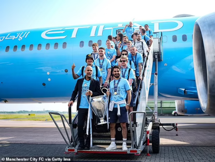 Các thành viên của Man City có mặt tại Anh sau chiến tích vô địch Champions League