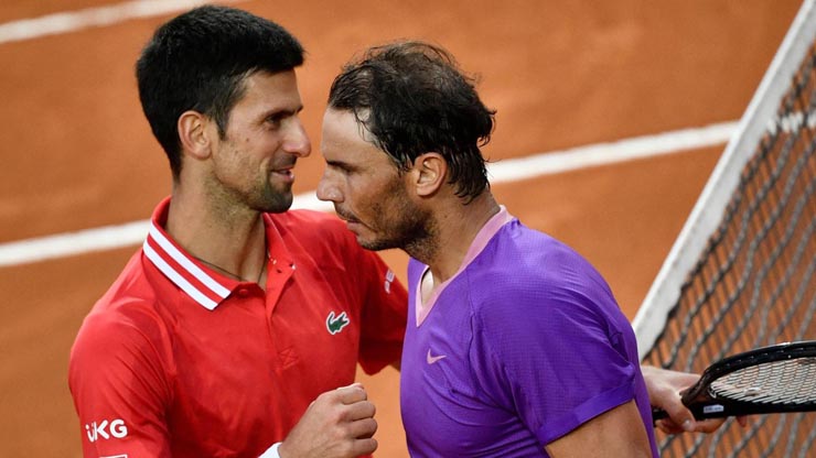 Nadal (phải) đăng đàn chúc mừng Djokovic