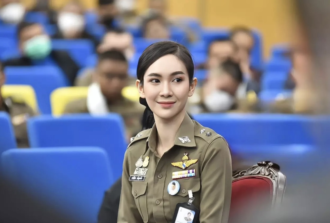 Nữ đại úy Thái Lan xinh đẹp dính lùm xùm vì 3 bức ảnh - 5