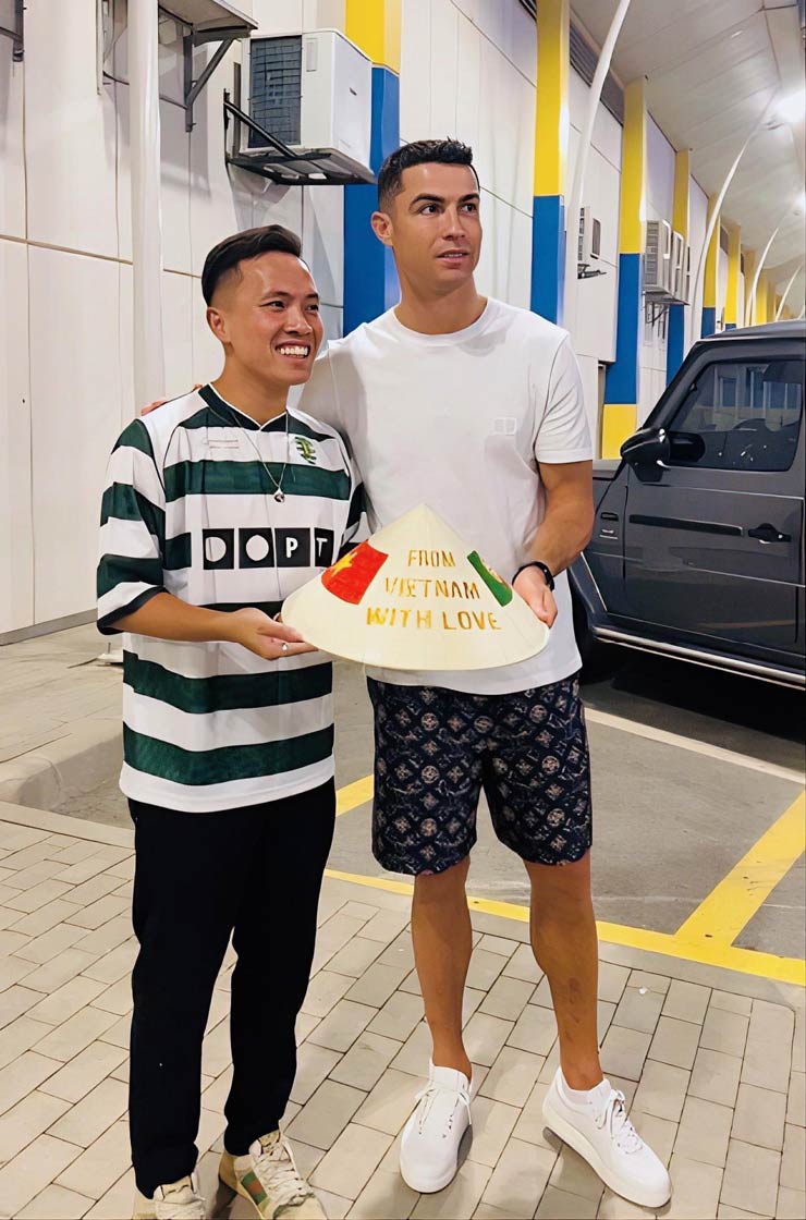 Ronaldo được Youtuber Việt Nam tặng nón, Văn Thanh có đổi chỗ cựu sao U16 Barca? - 5
