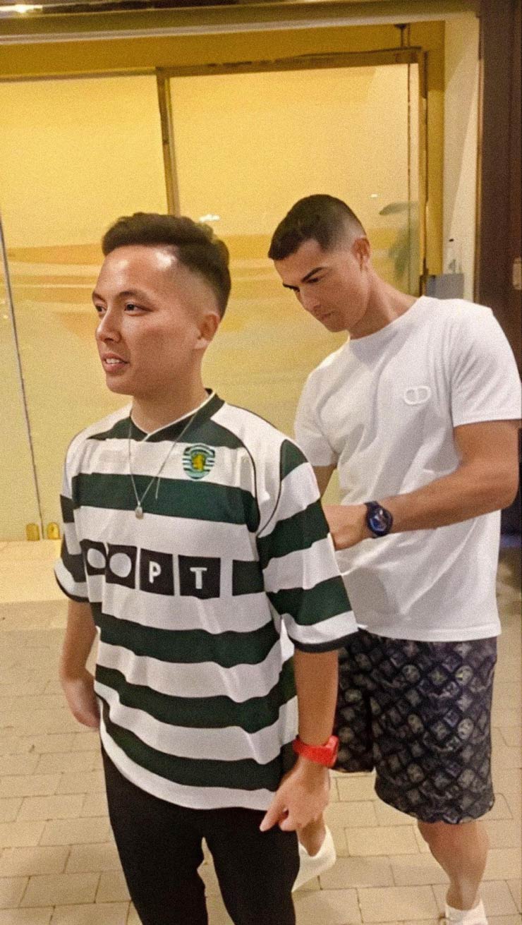 Ronaldo được Youtuber Việt Nam tặng nón, Văn Thanh có đổi chỗ cựu sao U16 Barca? - 3