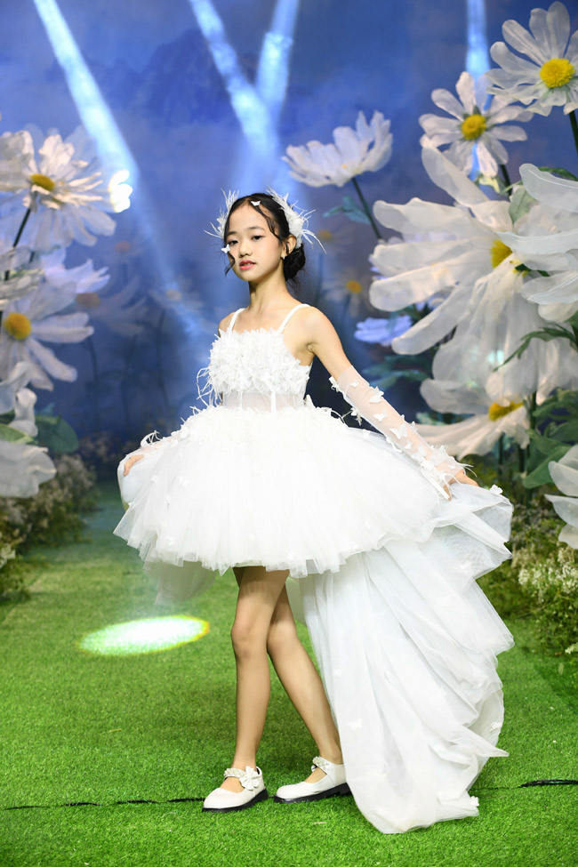 Người mẫu nhí tự tin xuất thần trên sàn diễn Vietnam Kids Fashion Week 2023 - 10