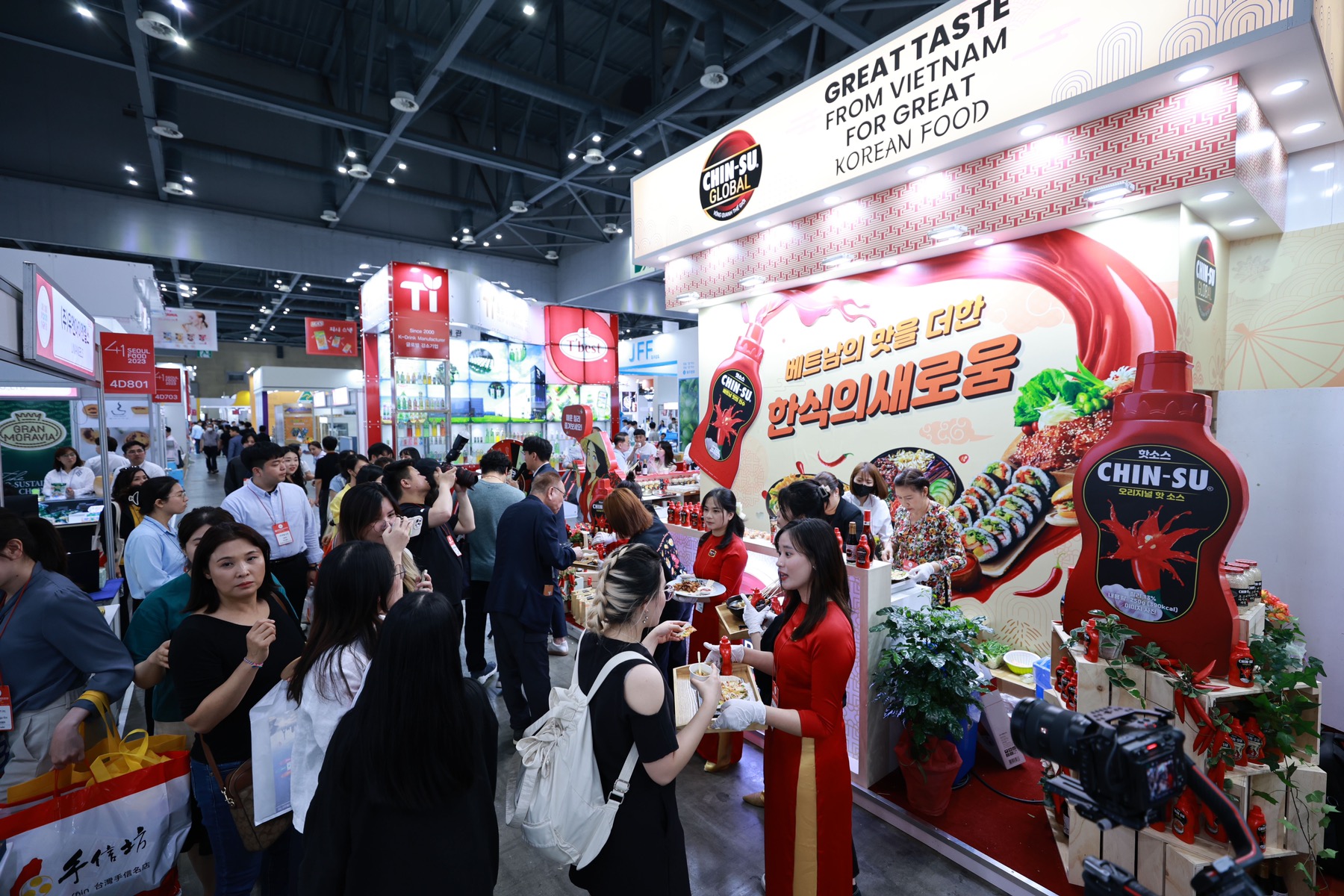 Gian hàng của tương ớt Chin-su tại Seoul Food 2023 vô cùng nhộn nhịp, tấp nập.