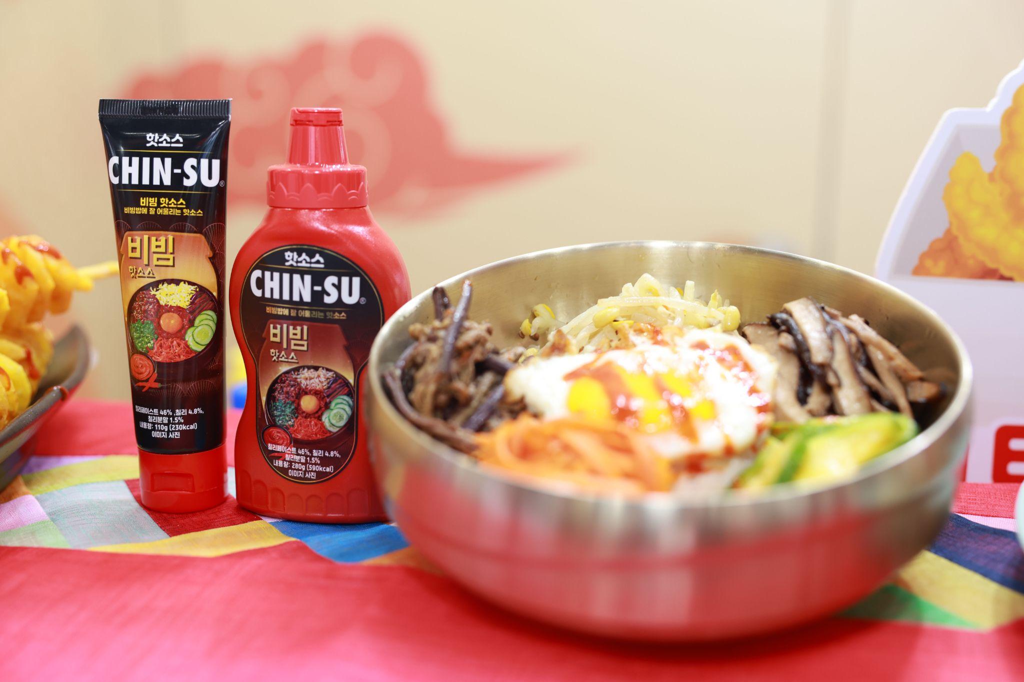 Bộ sưu tập tương ớt Chin-su chiếm trọn cảm tình của khách tham dự sự kiện Seoul Food 2023 khi thưởng thức cùng các món khoai tây lốc xoáy, bibimbap (cơm trộn), gimmari (miến cuộn rong biển chiên giòn), mandu (bánh xếp)…