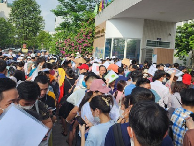 Giáo dục - du học - Phụ huynh xếp hàng xuyên đêm tranh suất cho con vào lớp 1