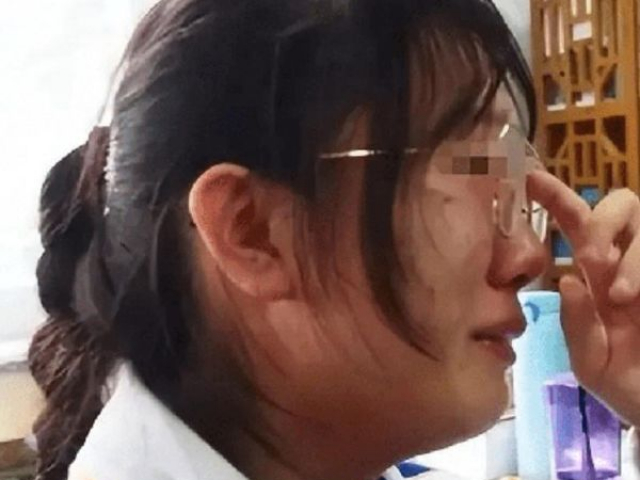 Giáo dục - du học - Áp lực điểm số - Nữ sinh khóc lóc khẳng định bài thi của mình bị tráo