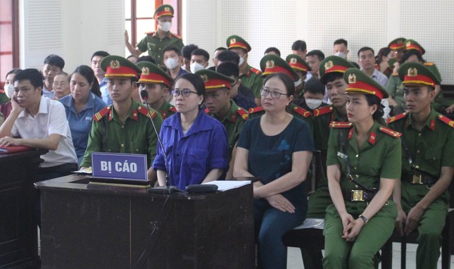 Bị cáo Lê Thị Dung (áo xanh) tại phiên tòa phúc thẩm.