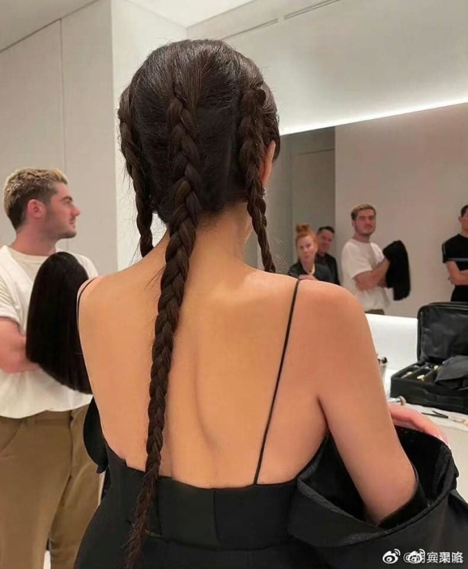 Tấm lưng nuột nà của Vera Wang. Ảnh: Weibo