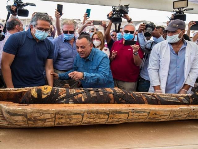 Khoảnh khắc mở nắp quan tài chứa xác ướp Ai Cập