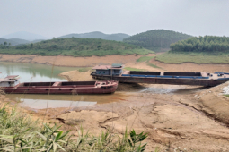 Tin tức trong ngày - Tàu thuyền mắc cạn nằm la liệt ở hồ Thác Bà