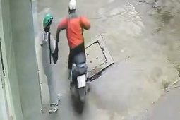 Pháp luật - Camera ghi cảnh cô gái bị giật điện thoại trước ký túc xá ở quận 11