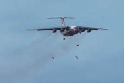 Media - Xem hàng trăm lính dù Nga đổ bộ từ trên không