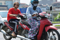 Sức khỏe đời sống - Người phụ nữ nhập viện cấp cứu vì áo chống nắng vướng vào bánh xe