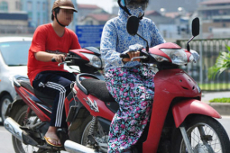 Sức khỏe đời sống - Người phụ nữ nhập viện cấp cứu vì áo chống nắng vướng vào bánh xe