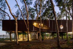 Kinh doanh - Độc đáo ngôi nhà trên cây ở Bà Rịa-Vũng Tàu được làm từ tôn và vật liệu cũ