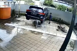 Ô tô - Clip: Pha rửa xe "cực thốn", gãy luôn cả giá cầu nâng