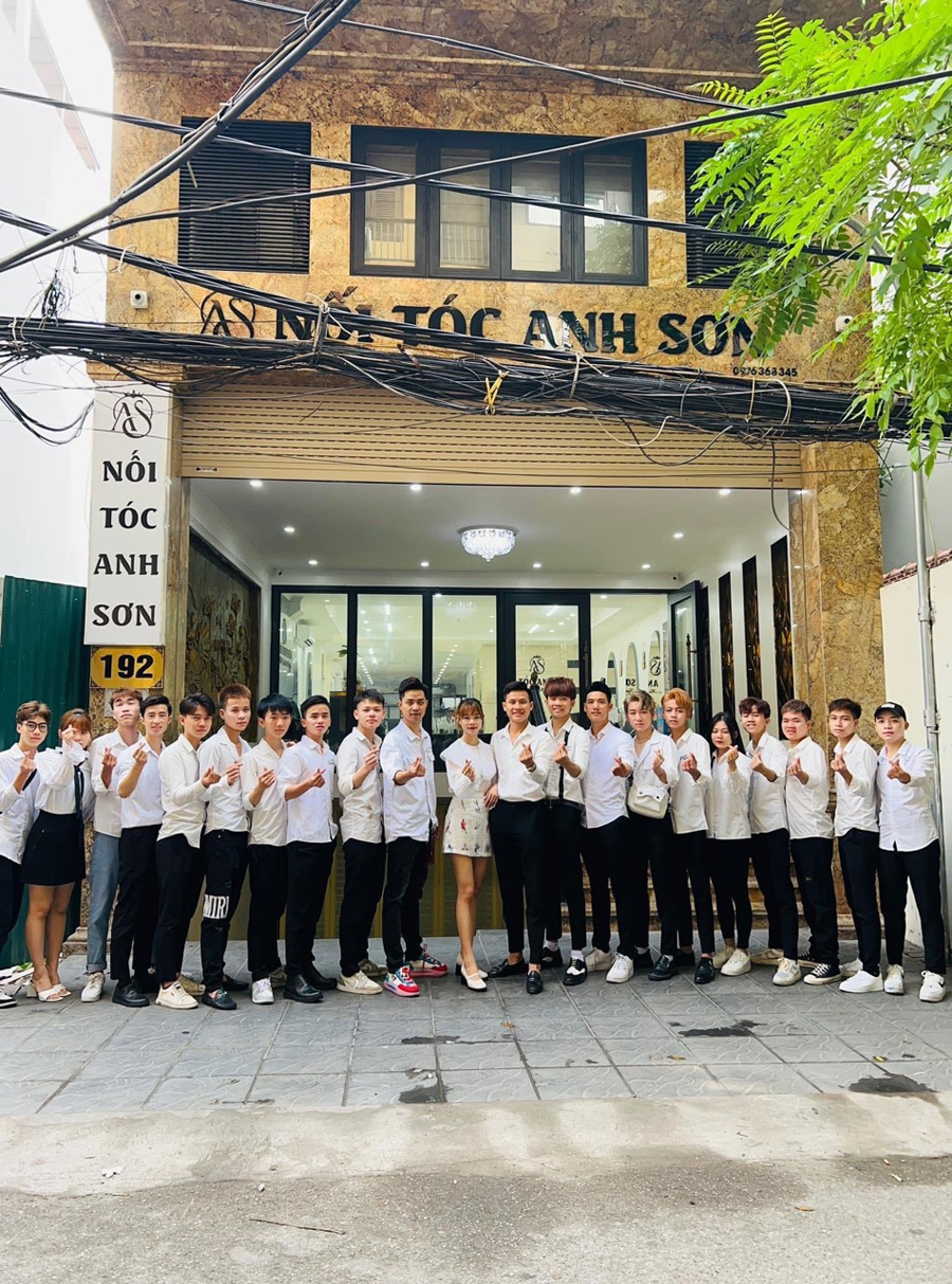 Đội ngũ nhân viên có nhiều kinh nghiệm trong lĩnh vực làm đẹp và nối tóc