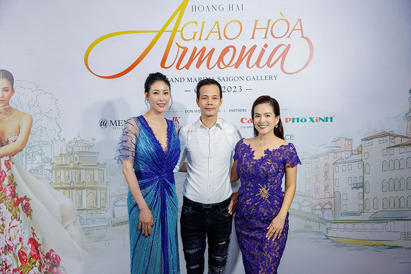 Doanh nhân Lê Anh Thơ, Hoa hậu Hà Kiều Anh chúc mừng nhà thiết kế Hoàng Hải.