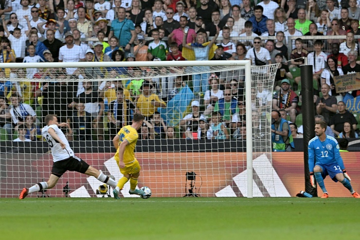 Hàng thủ ĐT Đức (áo trắng) mắc sai lầm trong cả 3 bàn thua&nbsp;
