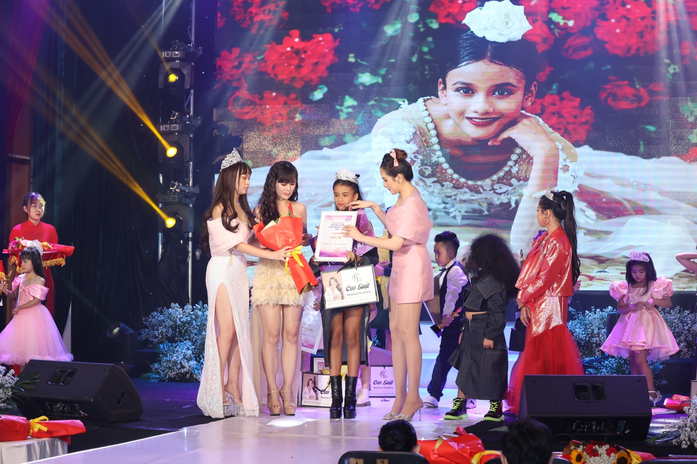 Hành trình chinh phục danh hiệu First Face Fashion Show Super Model Kids 2023 của mẫu nhí lai Tây - Laisha - 2