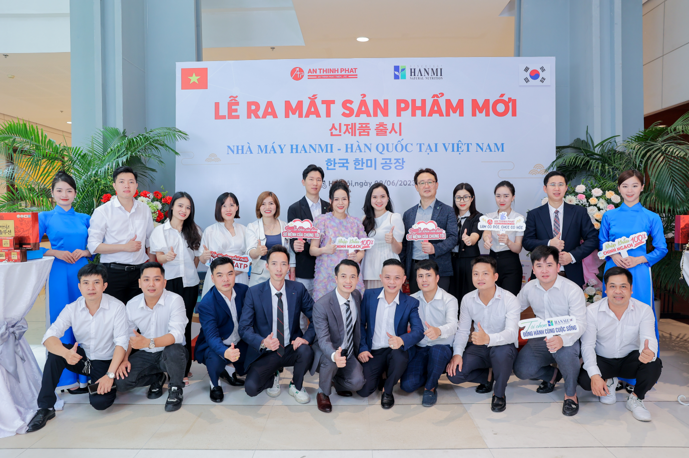 Diễn viên Diễm Hương chụp ảnh cùng An Thịnh Phát và đại diện nhà máy Hanmi