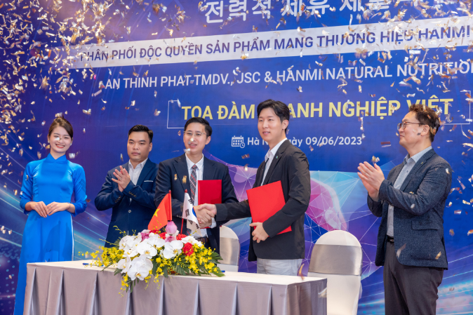 Ông Bùi Anh Tuấn, Phó Tổng giám đốc An Thịnh Phát (thứ 3 từ trái sang) và MR. Wonyoung Jeong, Giám đốc phát triển thị trường Hanmi (thứ 3 từ phải sang) ký kết hợp tác