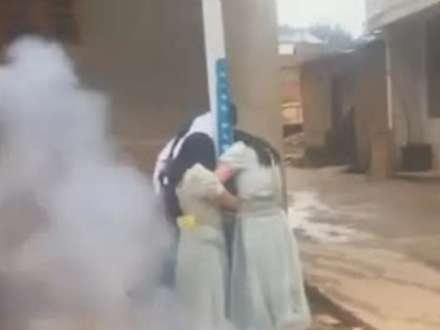 Bạn trẻ - Cuộc sống - Mặc cho phù dâu la hét vì sợ hãi, phù rể vẫn ngang nhiên làm điều này